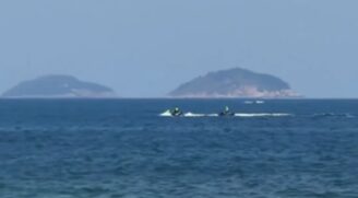 Um ultraleve caiu no mar na tarde deste sábado (27), na praia de Copacabana