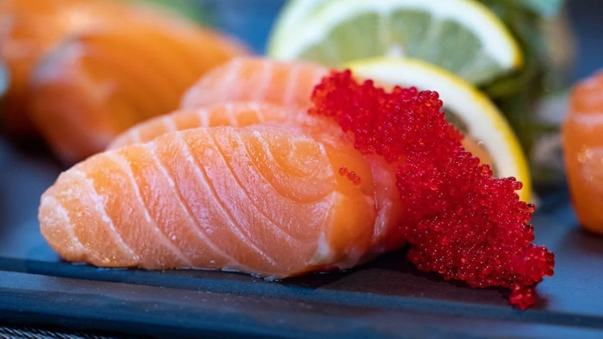 Mesmo que o sabor seja diferente do salmão, alguns pratos não precisam especificamente levar esse tipo de peixe (Valeria Boltneva/Pexels/Imagem Meramente Ilustrativa)