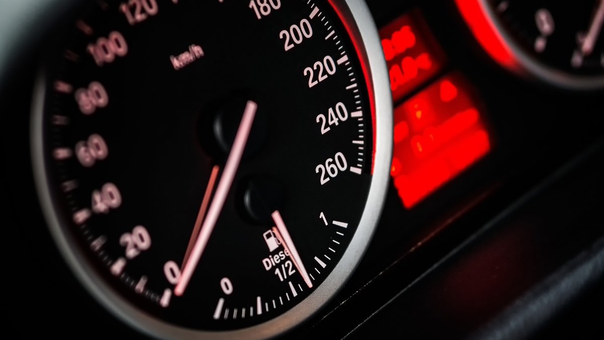 Potência não é apenas sobre velocidade final, mas sobre segurança ativa. Ter um motor capaz de atingir altas velocidades garante que o veículo tenha torque suficiente para retomadas rápidas e ultrapassagens seguras. Essa reserva de performance é o que permite ao motorista sair de situações críticas com agilidade / Pixabay