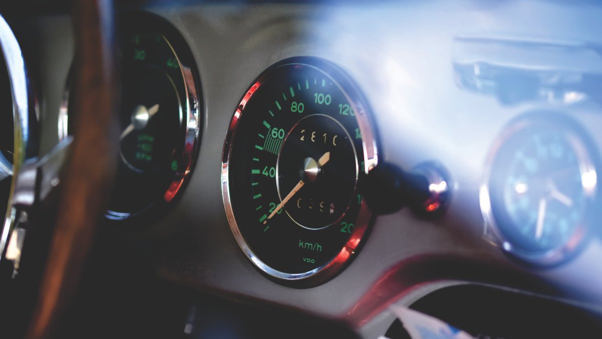 Para que um carro chegue aos 300 km/h, a engenharia vai muito além do motor. O design é pensado para vencer a resistência do ar, o que também reflete na estabilidade do veículo em velocidades baixas. Entender a aerodinâmica automotiva ajuda a compreender por que os carros modernos são tão silenciosos e estáveis, mesmo dentro dos limites de lei / Pixabay