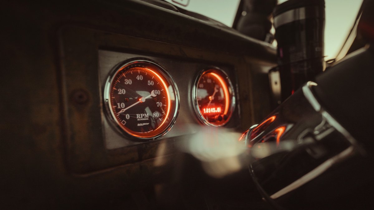 Por que as fabricantes não limitam a velocidade eletronicamente em todos os modelos? O mercado automotivo é global, e países como a Alemanha possuem rodovias (Autobahns) sem limites de velocidade. Projetar um carro com alta performance permite que o mesmo modelo seja competitivo e seguro em qualquer lugar do mundo / Pixabay