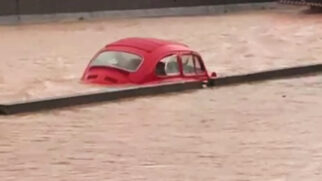 Imagens divulgadas por moradores mostram um Fusca completamente ilhado