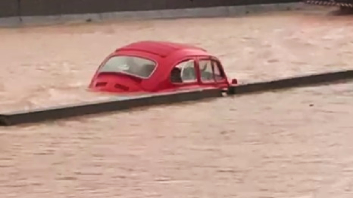 Imagens divulgadas por moradores mostram um Fusca completamente ilhado