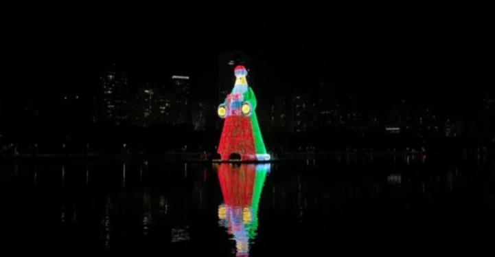 Centenas de moradores acompanharam o momento em que o Papai Noel gigante ganhou iluminação e se tornou o principal símbolo natalino da cidade neste ano.