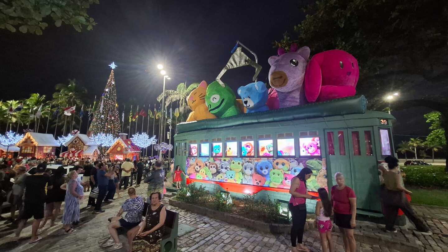 A iluminação foi acionada às 19h, inaugurando um dos principais cenários festivos da cidade neste fim de ano / Nair Bueno/DL