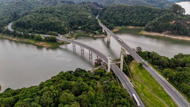 Com 383 quilômetros de extensão e passando por 16 municípios, a Régis Bittencourt é uma das principais rotas de transporte de cargas do país