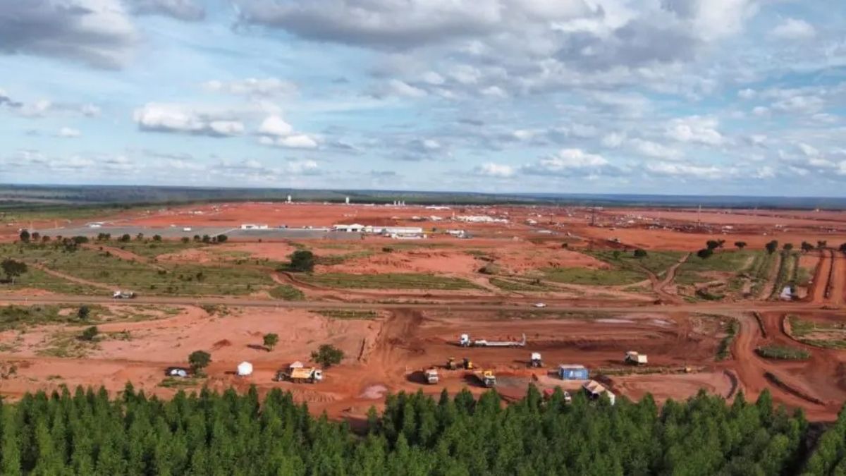 Com operação prevista para iniciar em 2027, o empreendimento terá capacidade instalada para processar 3,5 milhões de toneladas de celulose ao ano / Saul Schramm/Governo do MS
