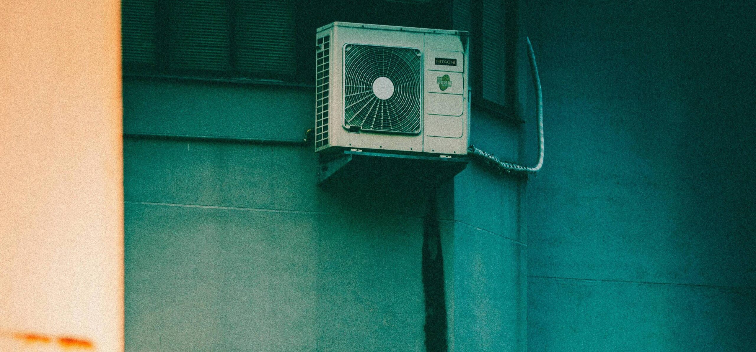 A instalação de condensadoras, suportes e tubulações pode comprometer o visual do prédio, gerar barulho constante, causar gotejamento e até afetar a estrutura/Pexels