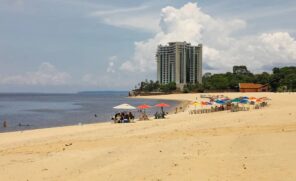 A região está entre as áreas litorâneas com menor índice de chuvas do Brasil, graças ao clima quente e relativamente seco