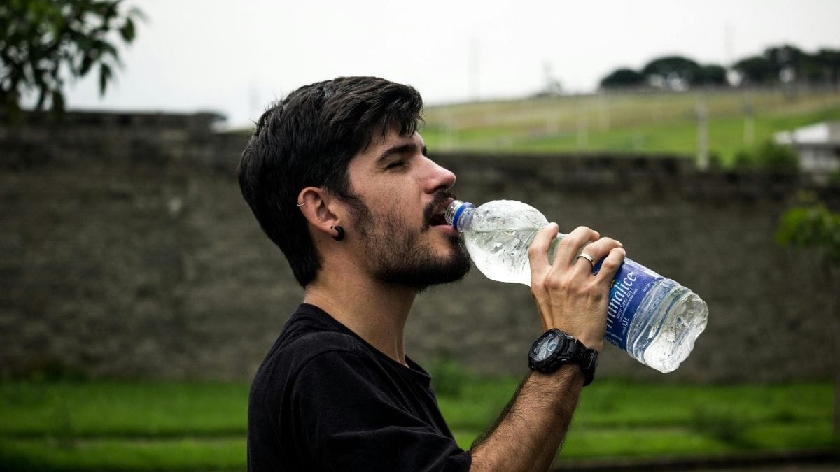 Especialistas recomendam que a água engarrafada seja consumida apenas em situações de necessidade. Foto: Pexels/Reprodução.