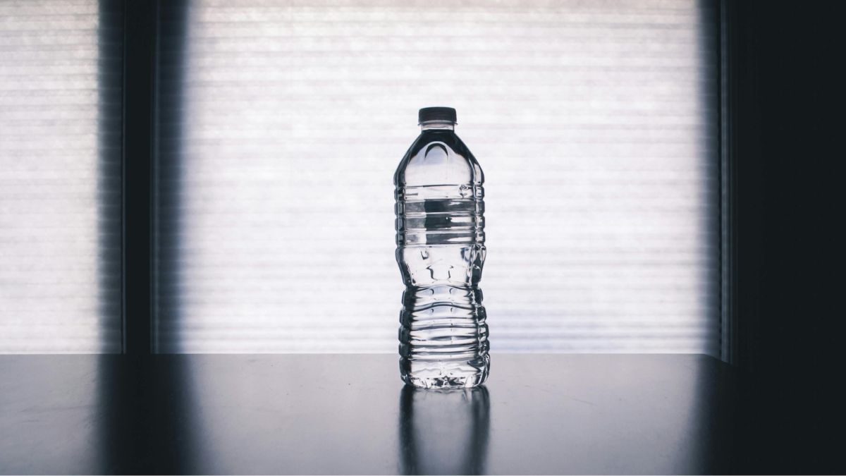 Evitar reutilizar garrafas plásticas e expô-las ao calor são medidas que ajudam a reduzir os riscos. Foto: Pexels/Reprodução.