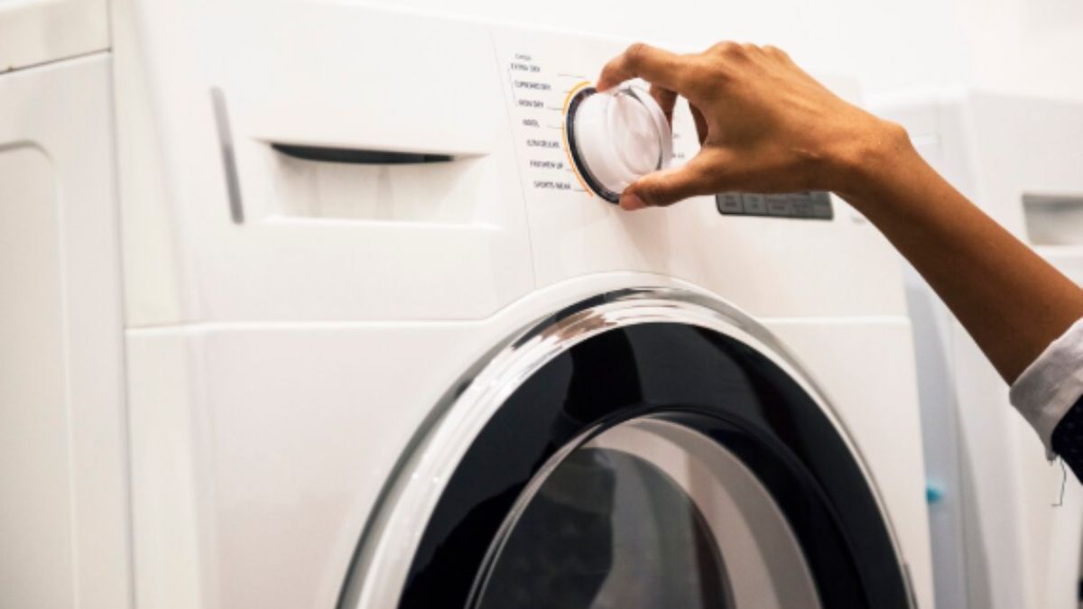 Pouca gente sabe, mas uma simples esponja pode deixar suas roupas mais limpas e ainda proteger a máquina de lavar. Freepik