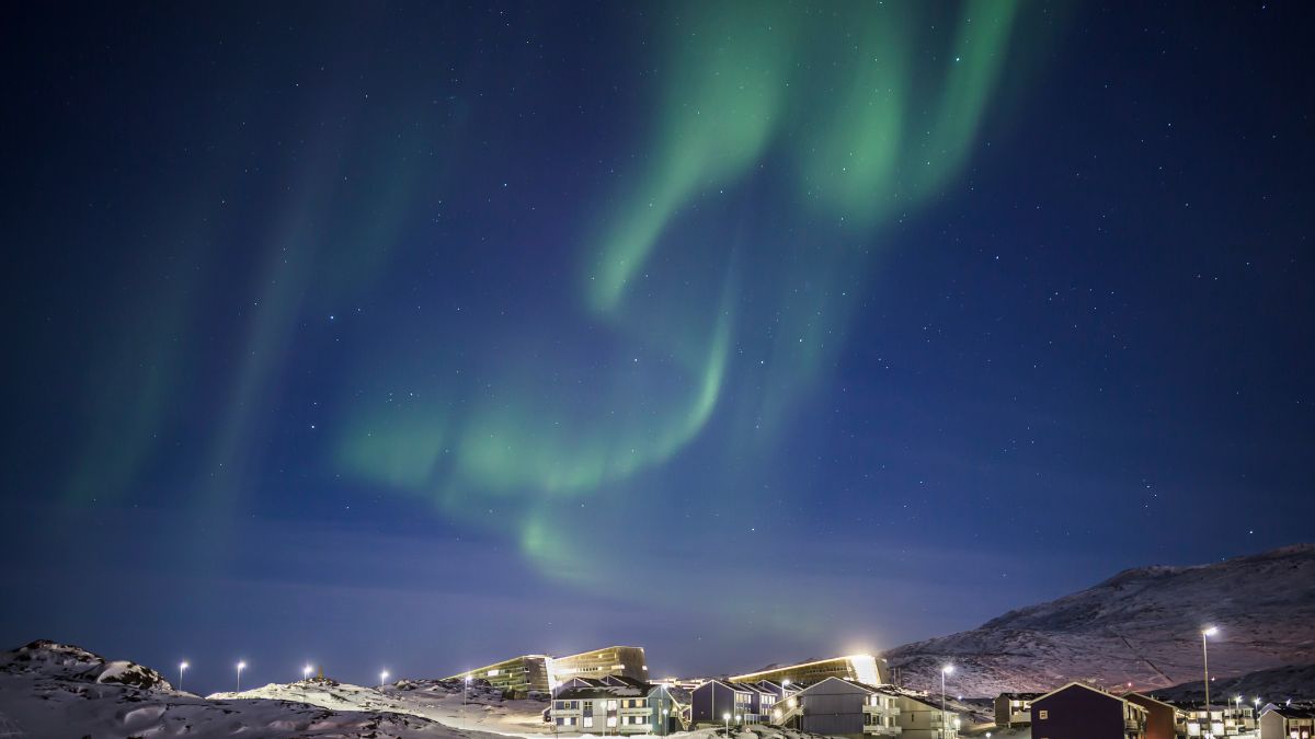 Enquanto algumas áreas da ilha se elevam, outras apresentam afundamento lento. Unsplash/Visit Greenland