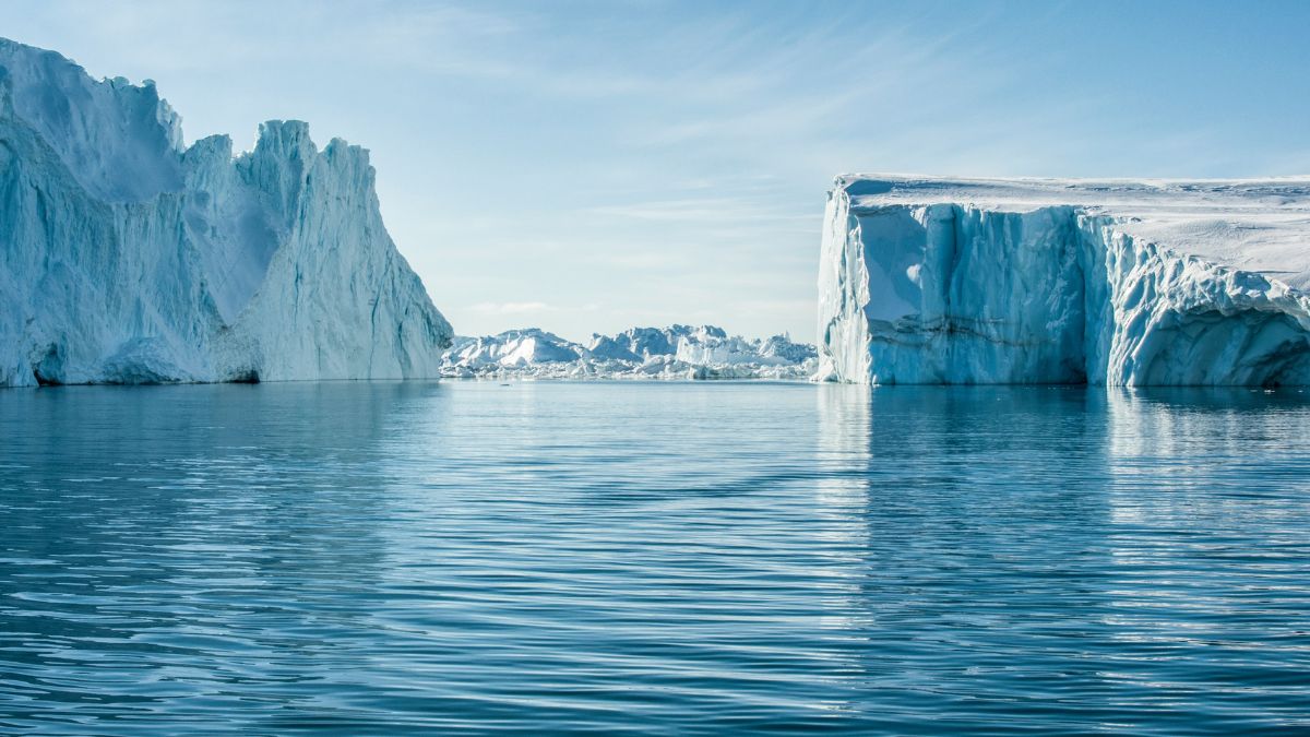 Em regiões com derretimento de gelo mais intenso, a crosta terrestre tende a subir como resposta à perda de massa glacial. Unsplash/Tina Rolf