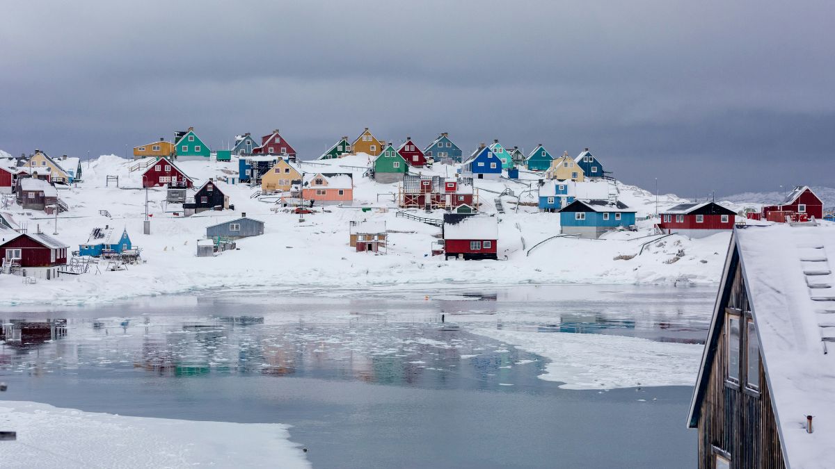 Estudo revela que a maior ilha do planeta se desloca cerca de 2 centímetros por ano. Unsplash/Visit Greenland