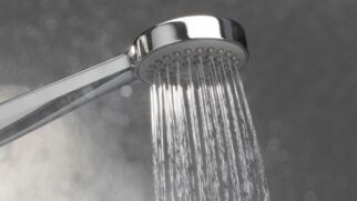 Tomar banho à noite vai além da higiene: o hábito pode ajudar a relaxar, estimular a criatividade e melhorar a qualidade do sono