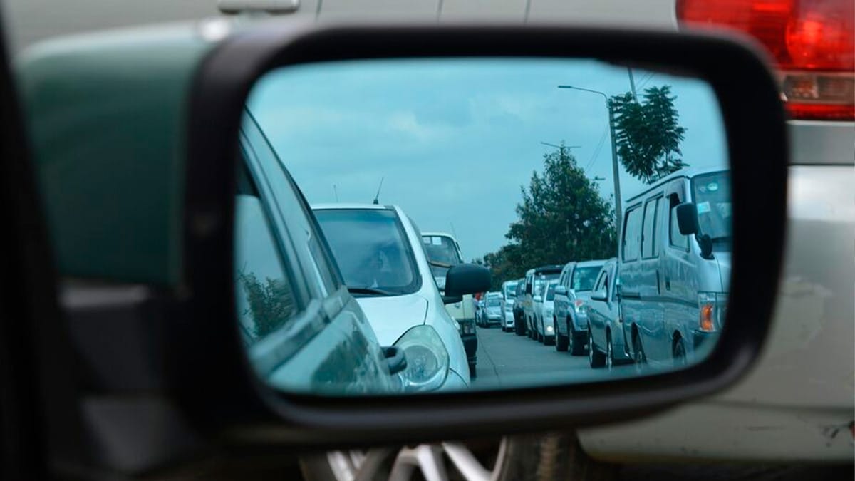 Objetos pendurados no retrovisor são motivo comum de multa em blitz urbanas. Pexels