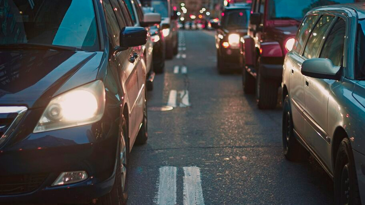O agente de trânsito pode multar mesmo sem acidente, apenas pela obstrução visual. Pexels