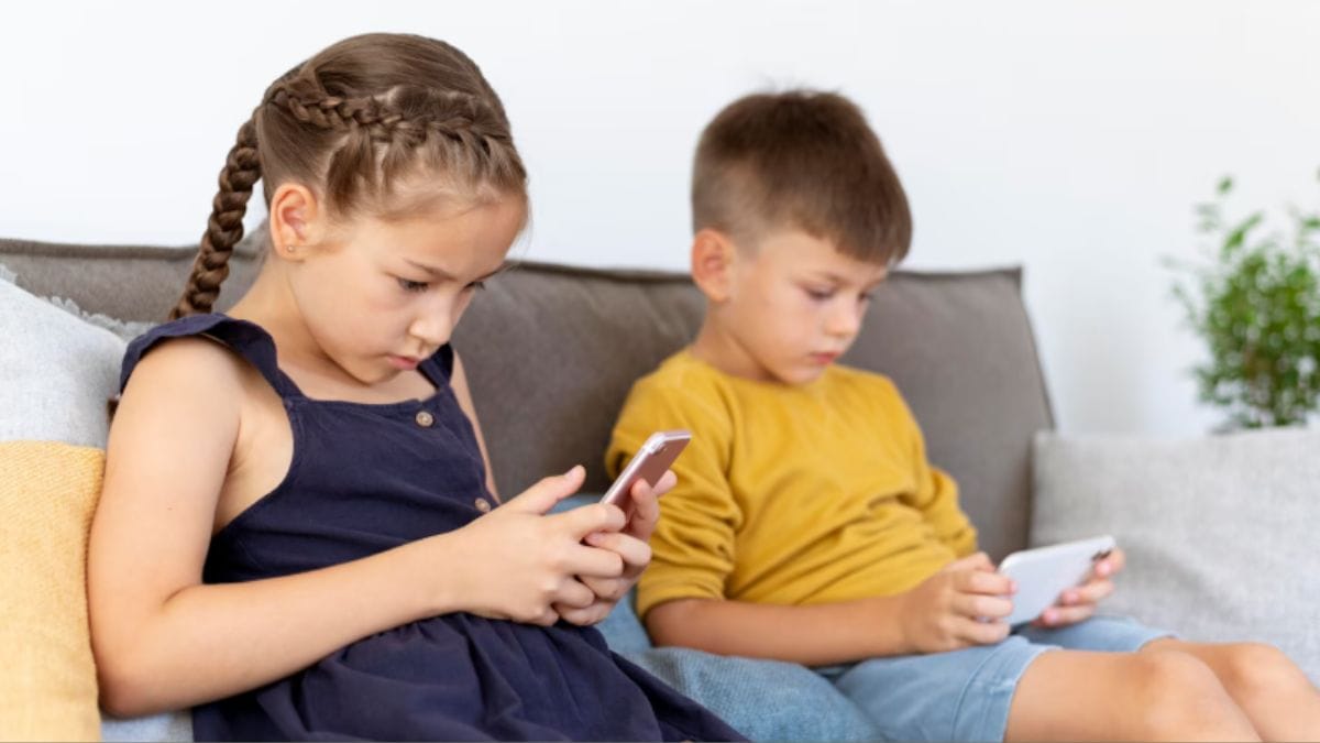 O uso excessivo de celulares e tablets pode prejudicar o desenvolvimento cognitivo, emocional e social das crianças, alerta especialista. Freepik