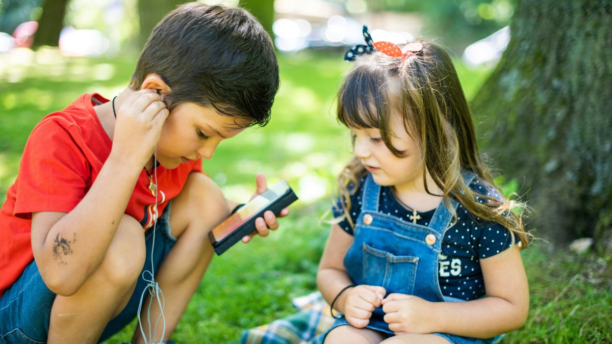 Irritabilidade, apatia sem telas e queda no desempenho escolar podem indicar prejuízos no desenvolvimento infantil. Unsplash/Vitaly Zalishchyker