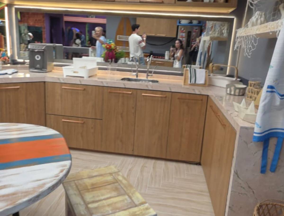 O público se espanta com os móveis do BBB Experience/Giovanna Camiotto