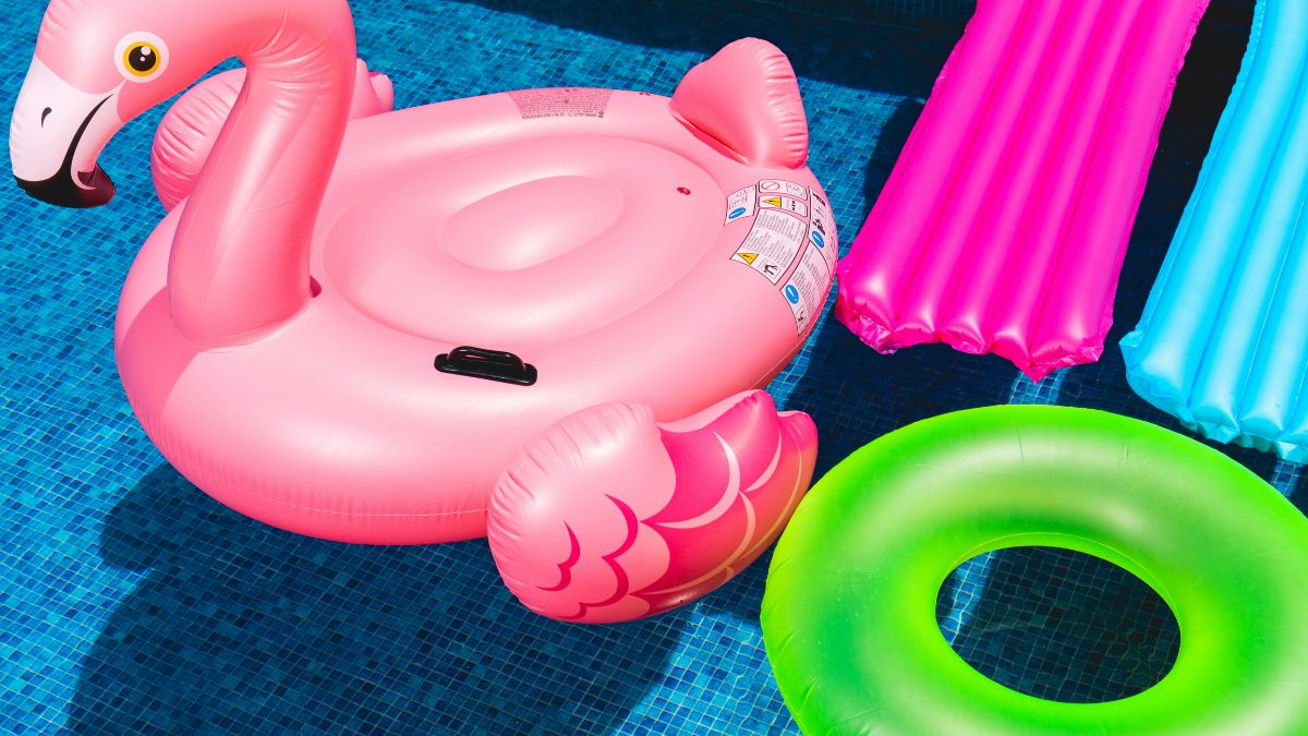 Com a chegada do verão, o uso de piscinas aumenta, mas a falta de cuidados com instalações elétricas pode transformar momentos de lazer em situações de alto risco