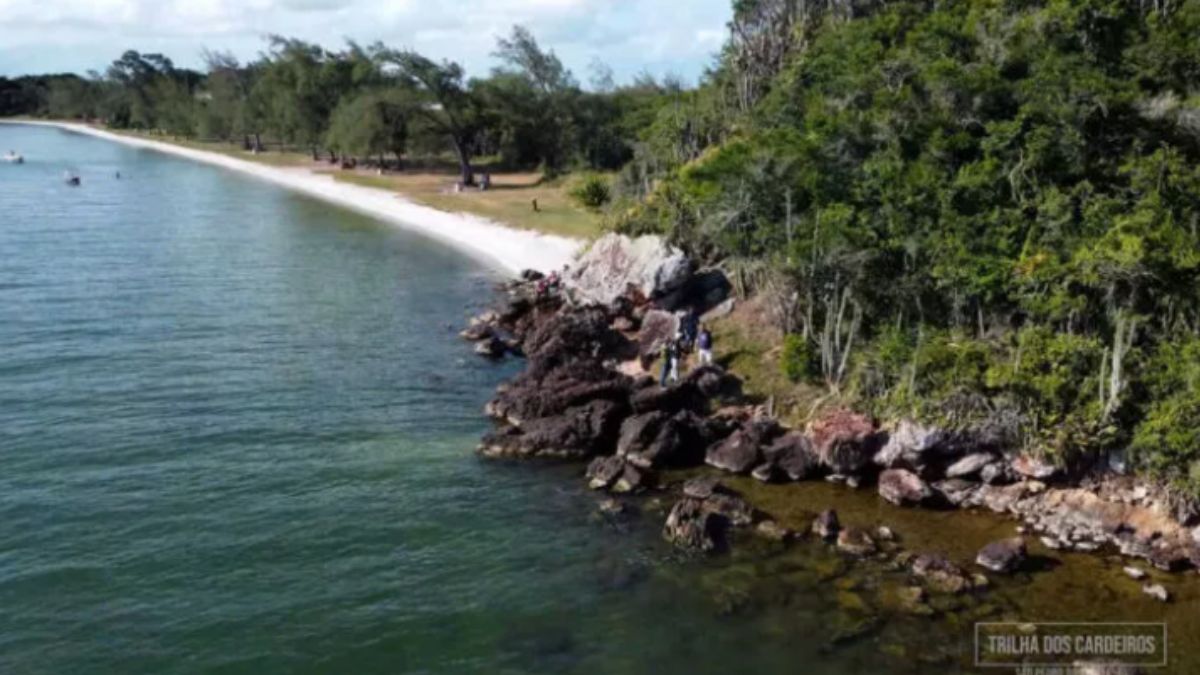 Localizada na Fazenda Roberto Marinho, em São Pedro da Aldeia (RJ), a Praia dos Cardeiros conquistou o 5º lugar no ranking internacional das melhores praias do Brasil, com nota 88. Divulgação/Prefeitura de São Pedro da Aldeia