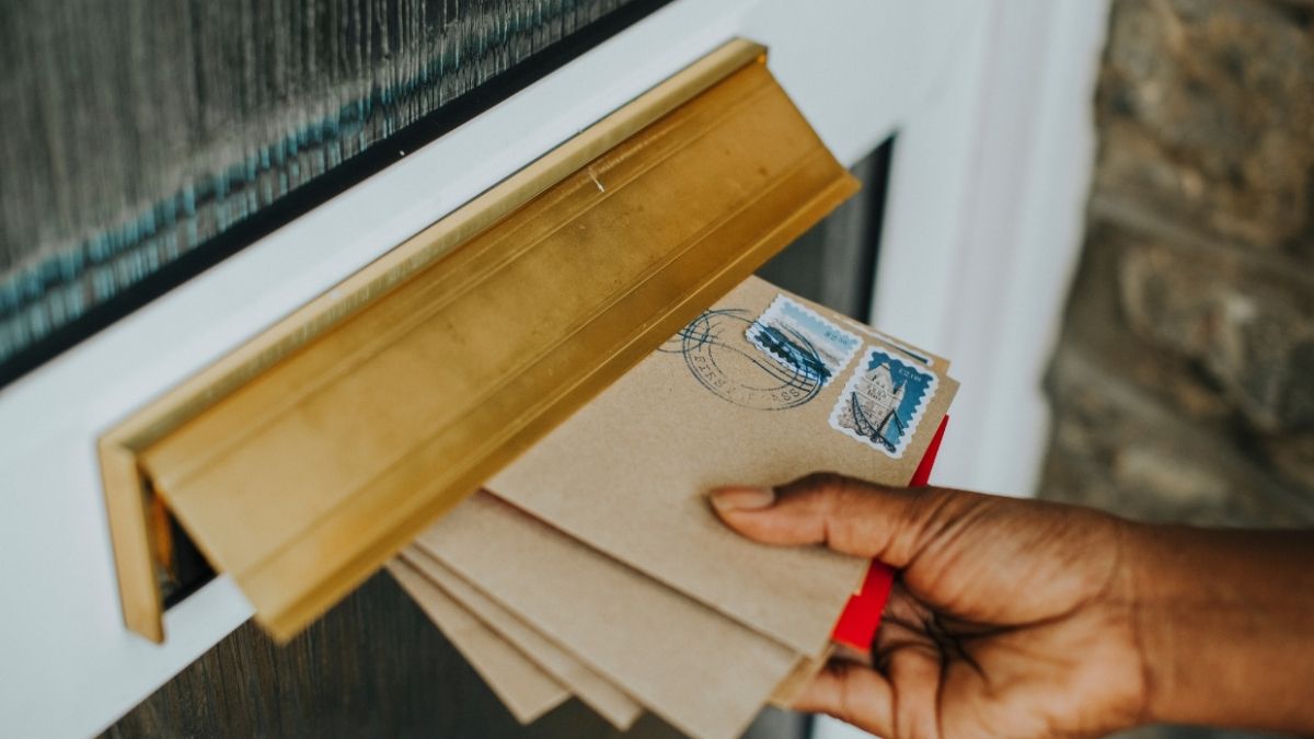 Após 400 anos de história, a Dinamarca se despede oficialmente das cartas em papel, marcando o encerramento de seus serviços tradicionais de correios. Freepik/Rawpixel.com