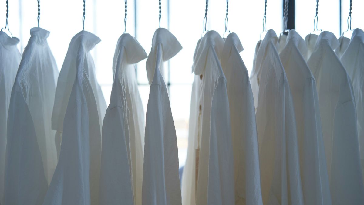 Pequenas escolhas geram grandes economias: use ciclos econômicos, água fria e, sempre que possível, seque as roupas ao ar livre. Unsplash/Ryoji Hayasaka/@hayakasa