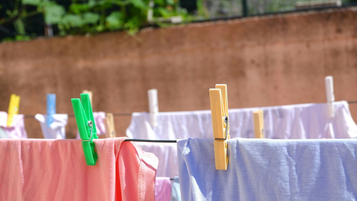 O horário faz toda a diferença! Lavar roupas fora do horário de pico pode ajudar a economizar e aliviar o sistema elétrico. Unsplash/Daniele Bissoli