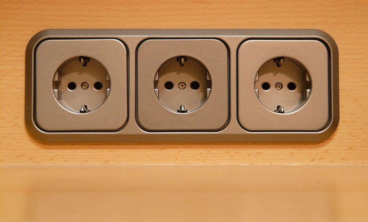Fios enrolados parecem inofensivos, mas podem se transformar em um risco real de incêndio dentro de casa/Pixabay
