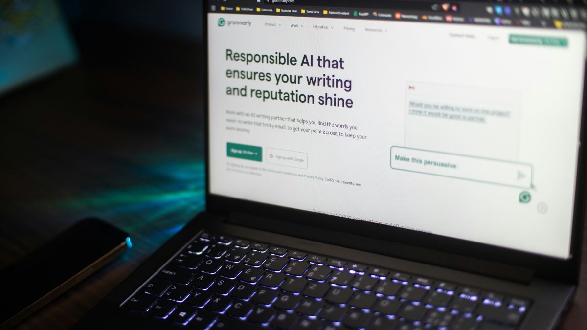 A IA avança no mercado: dados da FGV e da IAB indicam que mais da metade das ferramentas tecnológicas será aplicada em Comunicação e Marketing. Unsplash/Aerps.com