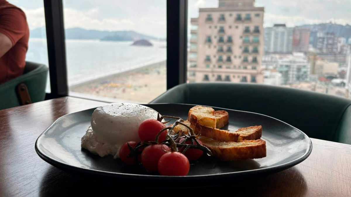 A Burrata com pesto de limão siciliano (R$ 85), servida com focaccia artesanal, ótima pedida para o verão