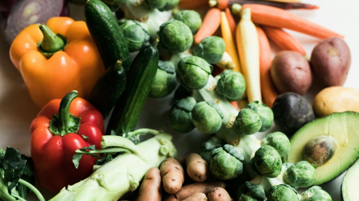 Diversos no formato, na cor e no sabor, muitos vegetais que consumimos diariamente têm a mesma origem botânica. Unsplash/Nathan Dumlao