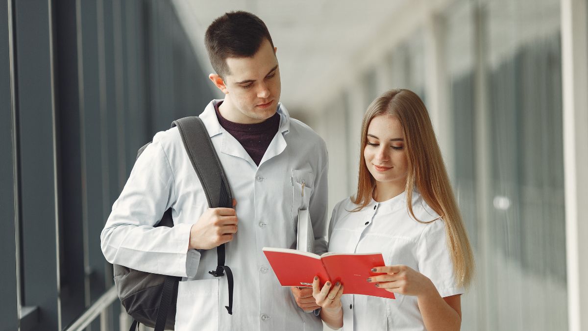 Apenas 52,7% dos estudantes de Medicina em faculdades privadas alcançaram desempenho considerado satisfatório na avaliação do MEC. Freepik/@prostooleh