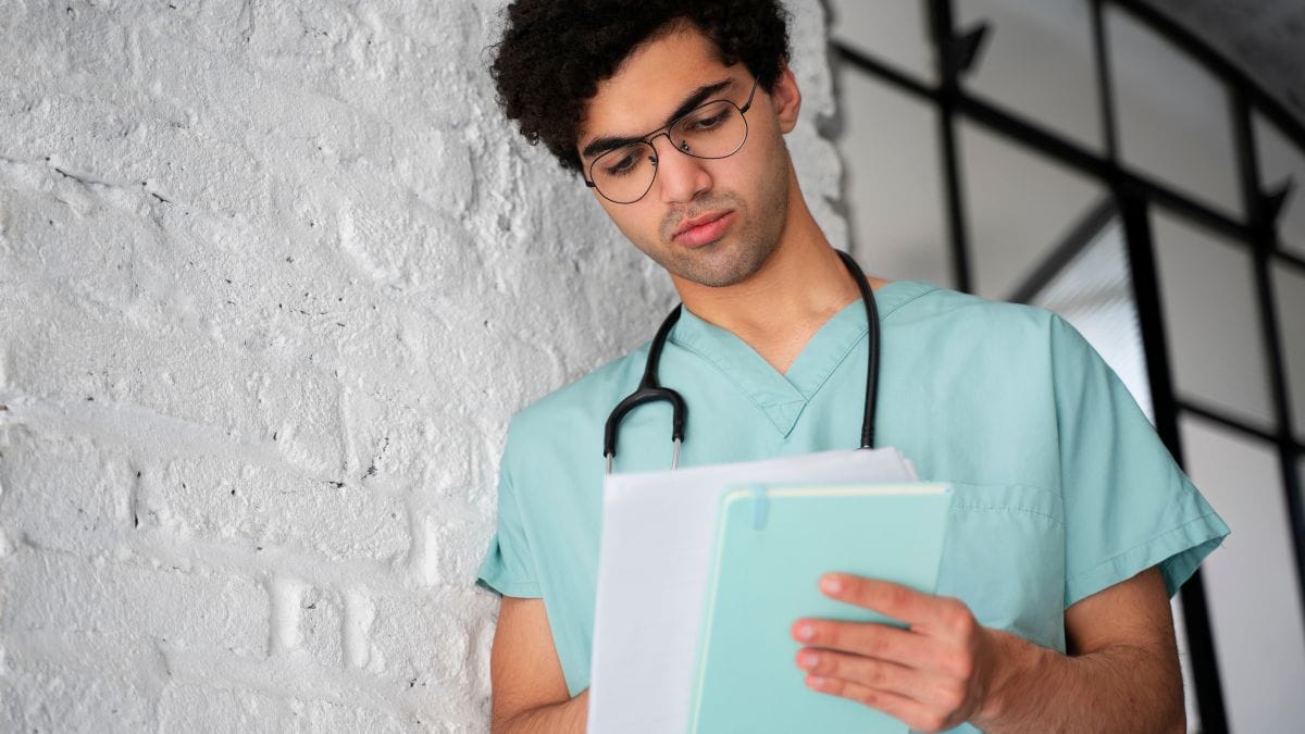 Cursos com desempenho abaixo de 60% do esperado terão limite de vagas, como forma de garantir a qualidade do ensino superior. Freepik