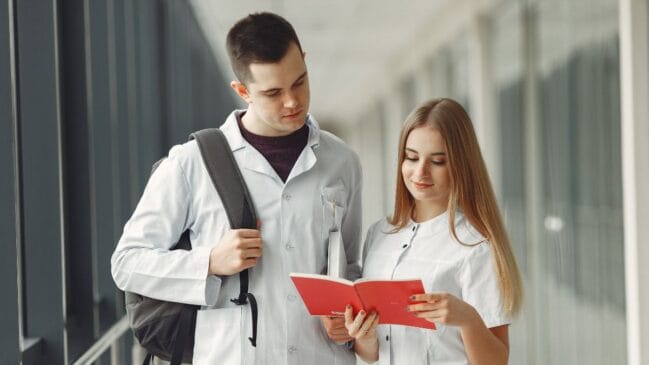 Apenas 52,7% dos estudantes de Medicina em faculdades privadas alcançaram desempenho considerado satisfatório na avaliação do MEC