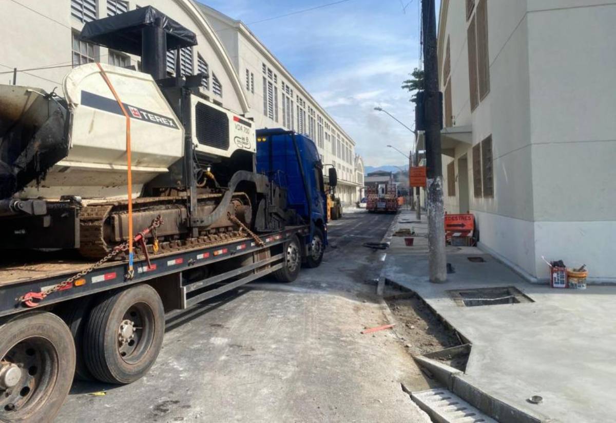 Atualmente, a empreiteira executa a implantação do canteiro central, a concretagem da nova calçada com acessibilidade e a finalização das duas últimas bocas de lobo do novo sistema de drenagem da área