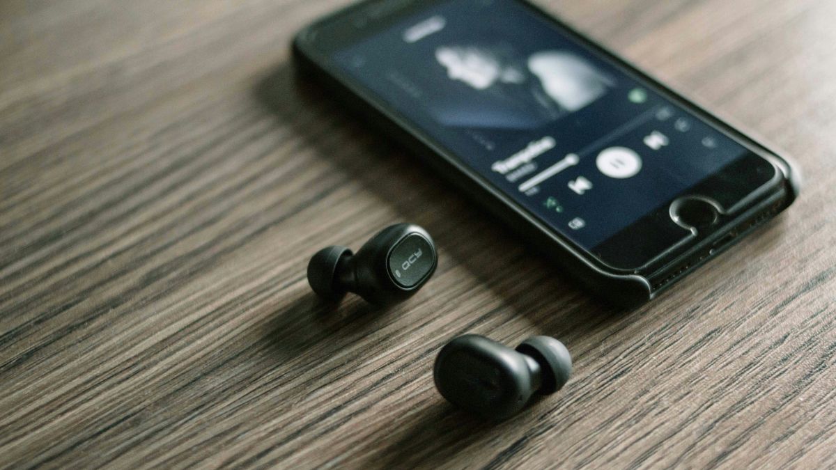 Fones Bluetooth, como os AirPods, entram no centro do alerta de segurança após especialistas indicarem riscos de escuta e controle remoto sem autorização. Unsplash/Zarak Khan