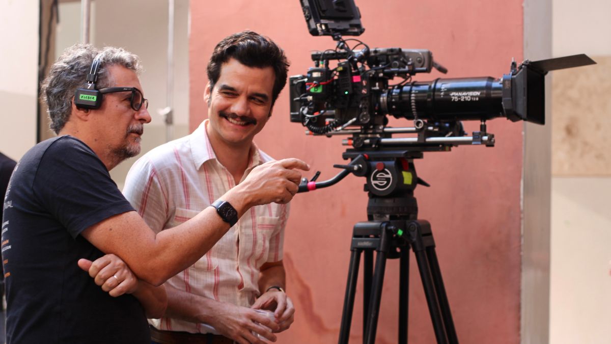 Kleber Mendonça Filho e Wagner Moura em cena dos bastidores do longa 'O Agente Secreto' (Laura Castor/Divulgação)