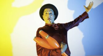 s imagens retratam elementos marcantes do universo circense como malabares, palhaços e artistas aéreos inseridos em cenários urbanos