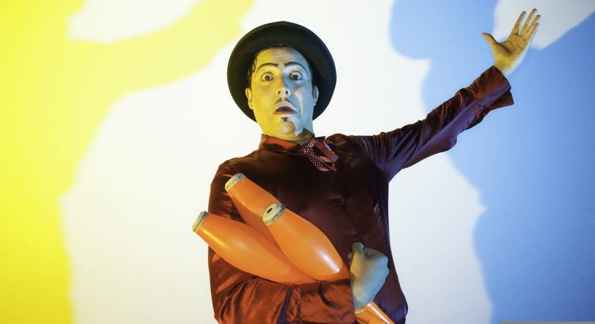 s imagens retratam elementos marcantes do universo circense como malabares, palhaços e artistas aéreos inseridos em cenários urbanos