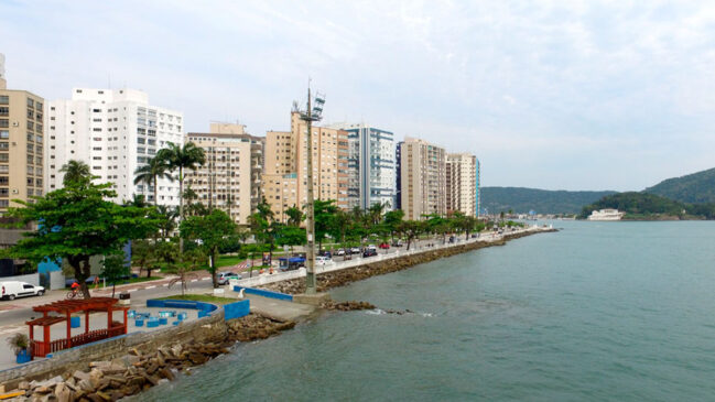 Ao caminhar pelas ruas de Santos, no litoral paulista, um traço urbano se impõe de forma clara: a predominância quase absoluta de edifícios residenciais.