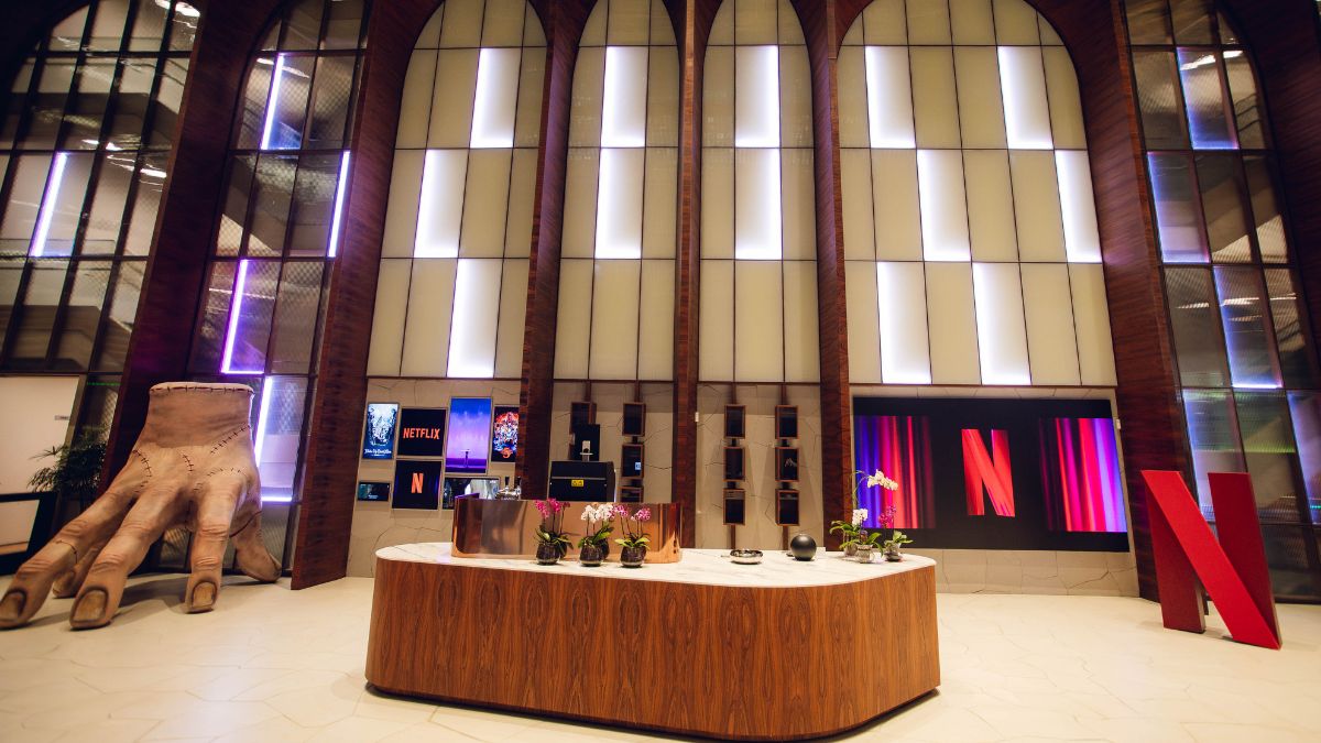 Os ambientes contam com decorações que lembram as próprias grandes produções da plataforma (Marcos Serra Lima/Netflix)
