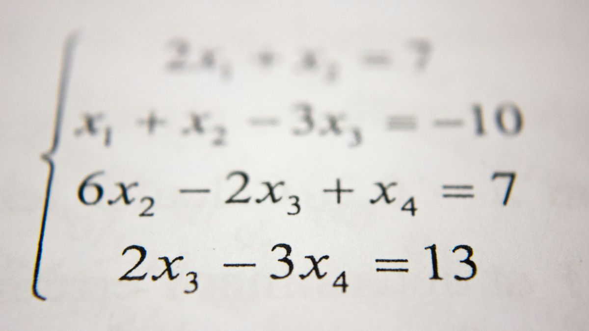 Segundo o PISA, o Brasil ocupa a 65ª posição entre 81 na avaliação de matemática, reforçando que o desafio vai além da afinidade com a disciplina. Unsplash/Antoine Dautry