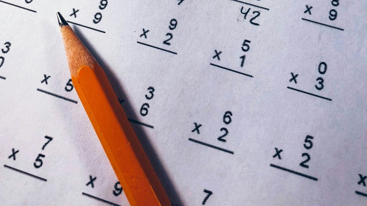 Estudos apontam prejuízos no desenvolvimento cognitivo e acadêmico dos estudantes quando há excesso de uso de dispositivos eletrônicos. Unsplash/Chris Liverani