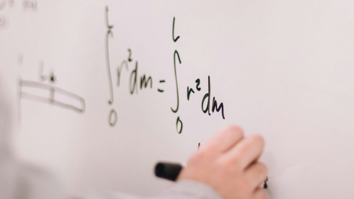 Presente no dia a dia e essencial para diversas áreas profissionais, a matemática vai muito além dos cálculos escolares e exerce papel fundamental no desenvolvimento acadêmico e cognitivo. Unsplash/Jeswin Thomas