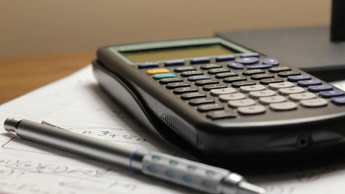Dados da OCDE revelam um alerta global: cerca de 1 em cada 5 pessoas entre 16 e 65 anos apresenta desempenho em matemática igual ou inferior ao esperado para o fim do ensino fundamental. Unsplash/Aaron Lefler