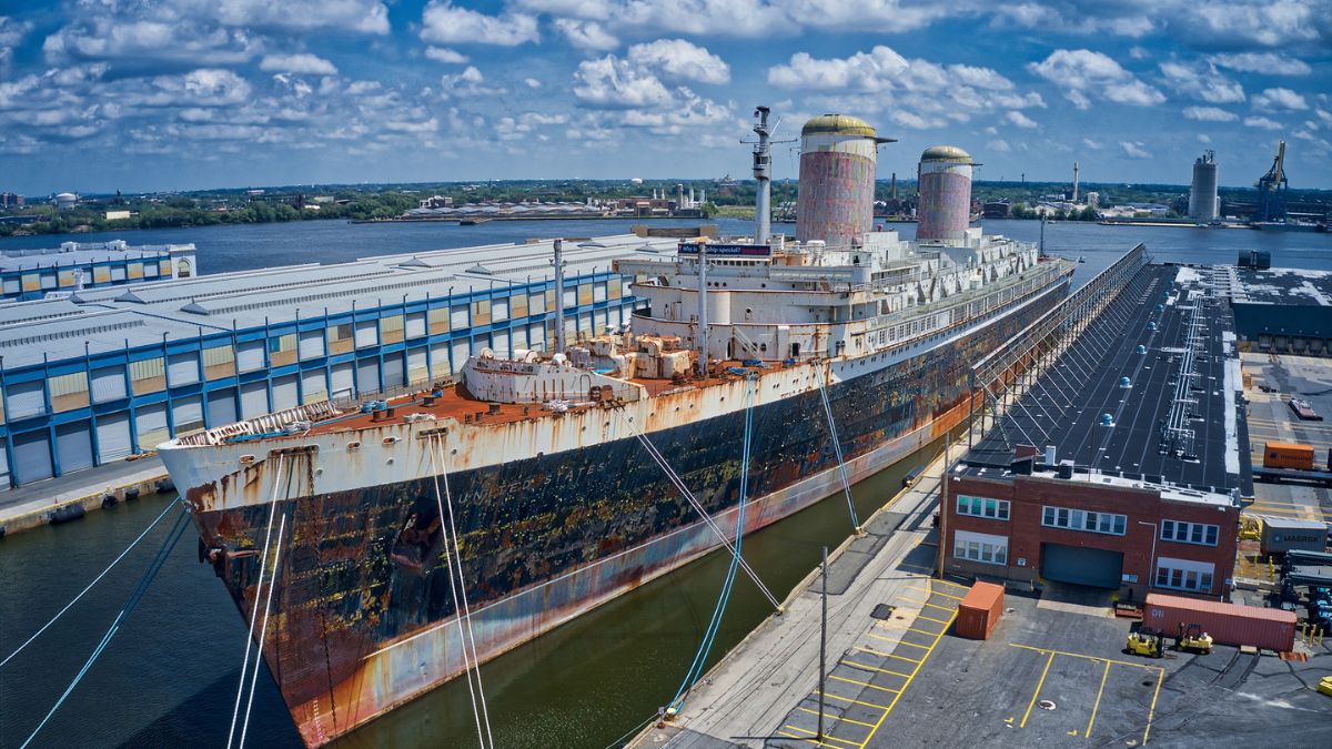 A embarcação será posicionada no fundo do oceano de forma controlada para favorecer a colonização por espécies marinhas