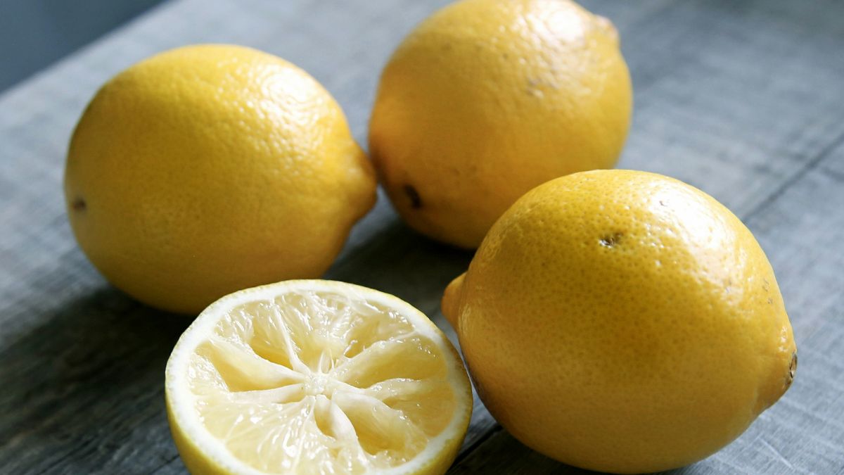 A técnica consiste em colocar uma fatia grossa de limão em um prato dentro do micro-ondas desligado e mantê-lo fechado por algumas horas, permitindo a ação natural da fruta. Unsplash/Caroline Attwood
